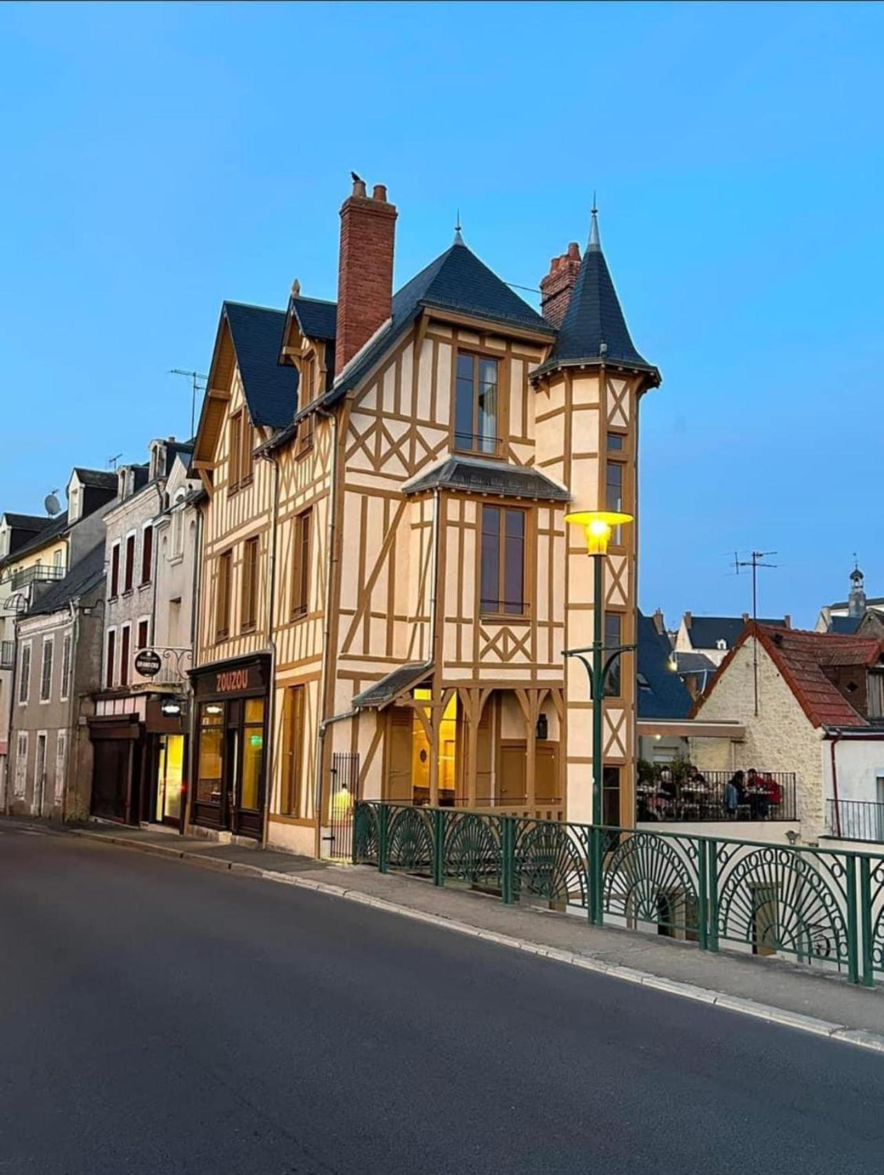Logis Hotel La Maison A Pan De Bois Vierzon Exteriör bild