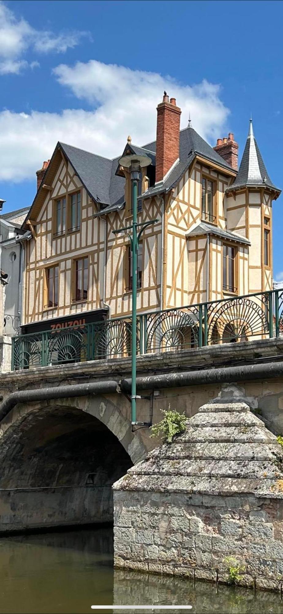 Logis Hotel La Maison A Pan De Bois Vierzon Exteriör bild