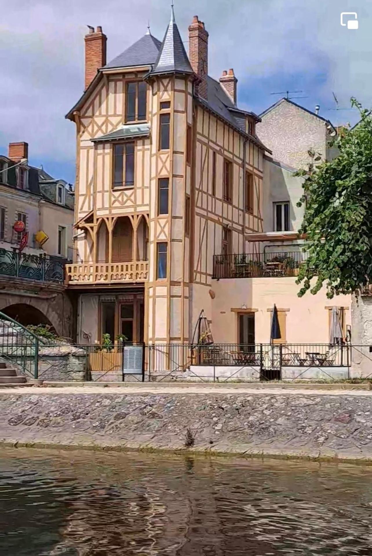 Logis Hotel La Maison A Pan De Bois Vierzon Exteriör bild